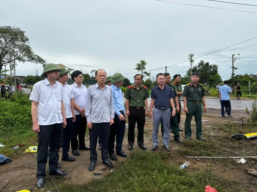 Lãnh đạo UBND tỉnh Hà Tĩnh, Công an tỉnh và cơ quan chức năng kiểm tra hiện trường vụ tai nạn 6882f0d4b2786.jpg