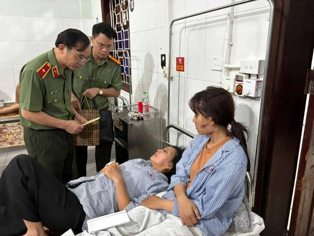 Thiếu tướng Nguyễn Xuân Thao, Giám đốc Công an tỉnh Hà Tĩnh động viên, thăm hỏi các nạn nhân. Ảnh: Công an Hà Tĩnh 6882f126e4514.jpg