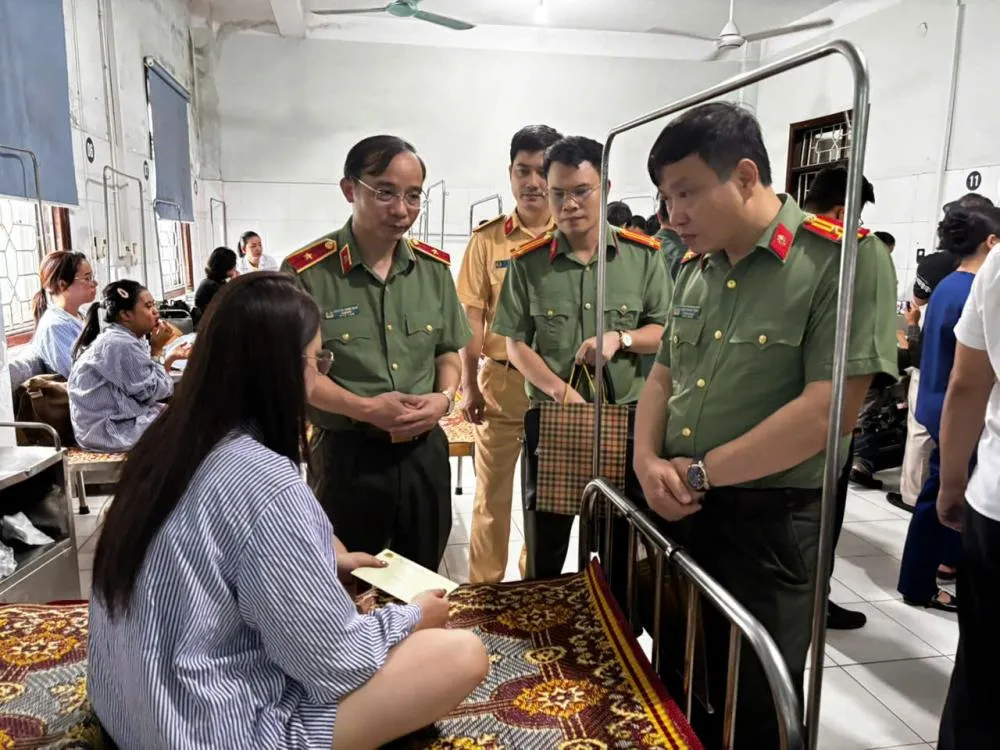 Thiếu tướng Nguyễn Xuân Thao, Giám đốc Công an tỉnh Hà Tĩnh động viên, thăm hỏi các nạn nhân 6882f126ea8e1.jpg