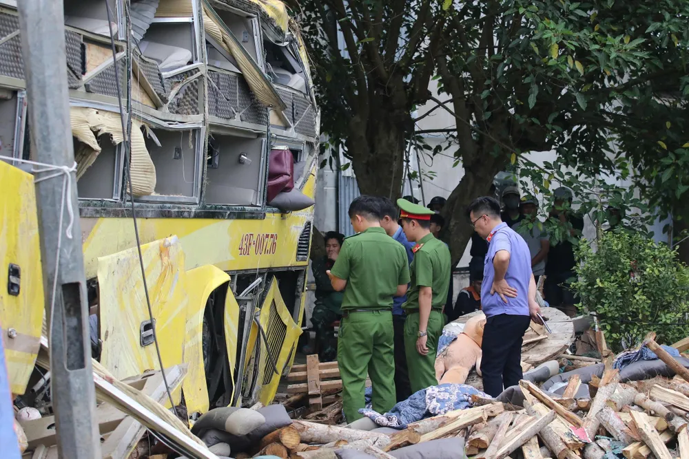 Lực lượng chức năng khám nghiệm hiện trường, điều tra nguyên nhân vụ tai nạn Z4.jpg