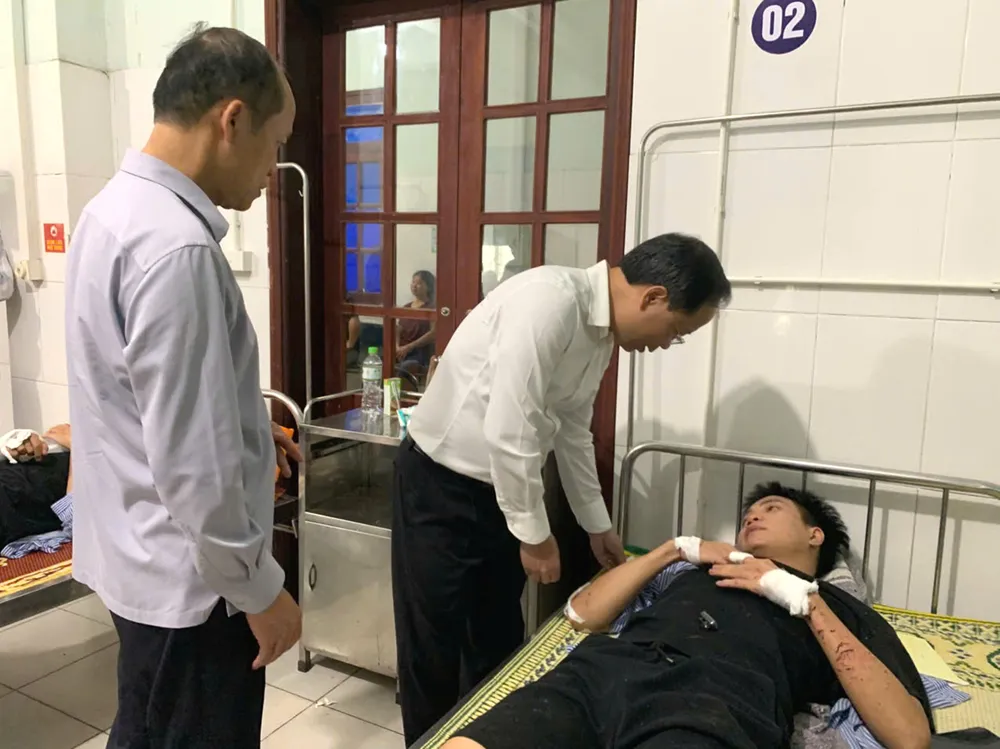 Bí thư Tỉnh ủy Hà Tĩnh Nguyễn Duy Lâm, Phó Chủ tịch Thường trực UBND tỉnh Nguyễn Hồng Lĩnh thăm hỏi, động viên nạn nhân bị thương đang điều trị tại BVĐK thị xã Kỳ Anh z6838835263829_b395de726b99291a922d6681e8063e64.jpg