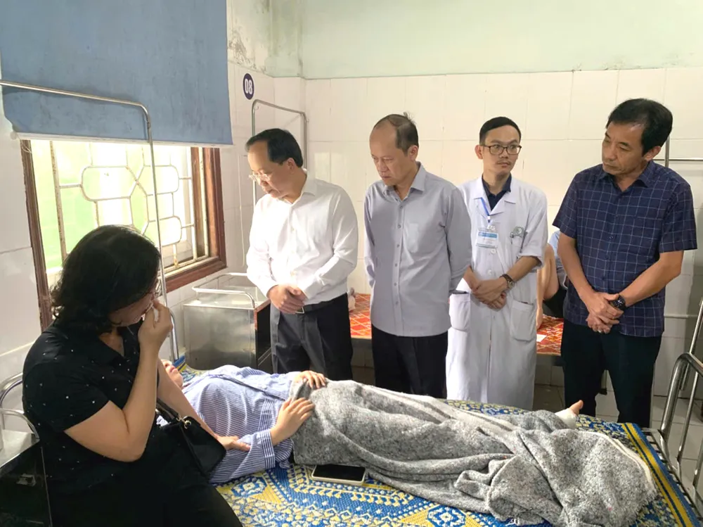 Bí thư Tỉnh ủy Hà Tĩnh Nguyễn Duy Lâm và Phó Chủ tịch Thường trực UBND tỉnh Nguyễn Hồng Lĩnh thăm hỏi, động viên các nạn nhân bị thương trong vụ tai nạn z6838835544410_d9dc9e3eb31029d8290f1a189ce51a79.jpg