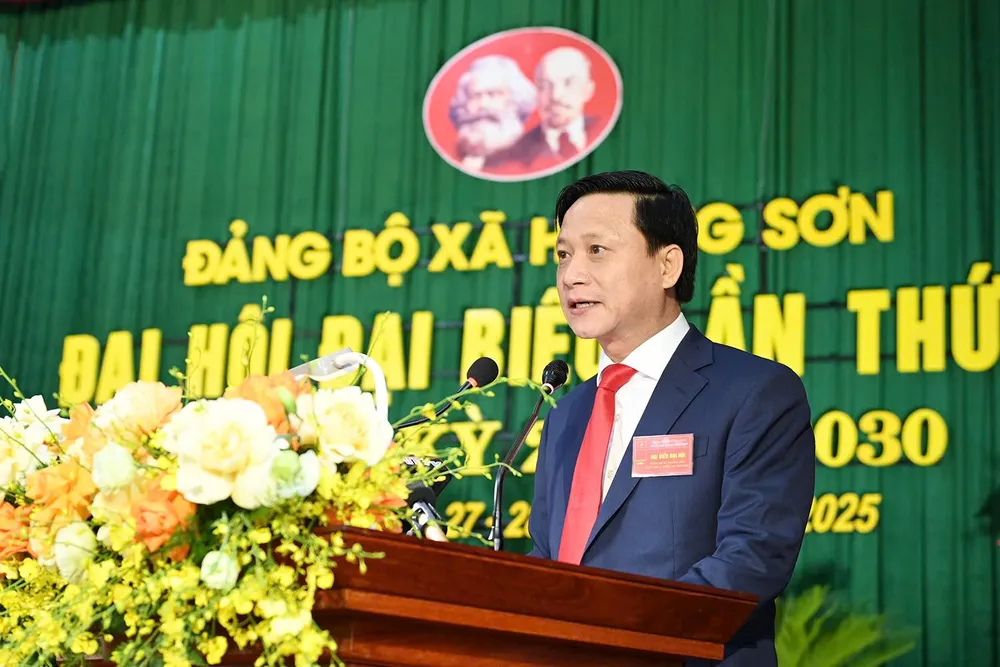 Đồng chí Hồ Thái Sơn, Phó Bí thư Đảng ủy, Chủ tịch UBND xã Hương Sơn trình bày diễn văn khai mạc z6848584218179_106fc208963bb832c80d7492e580cdd6.jpg
