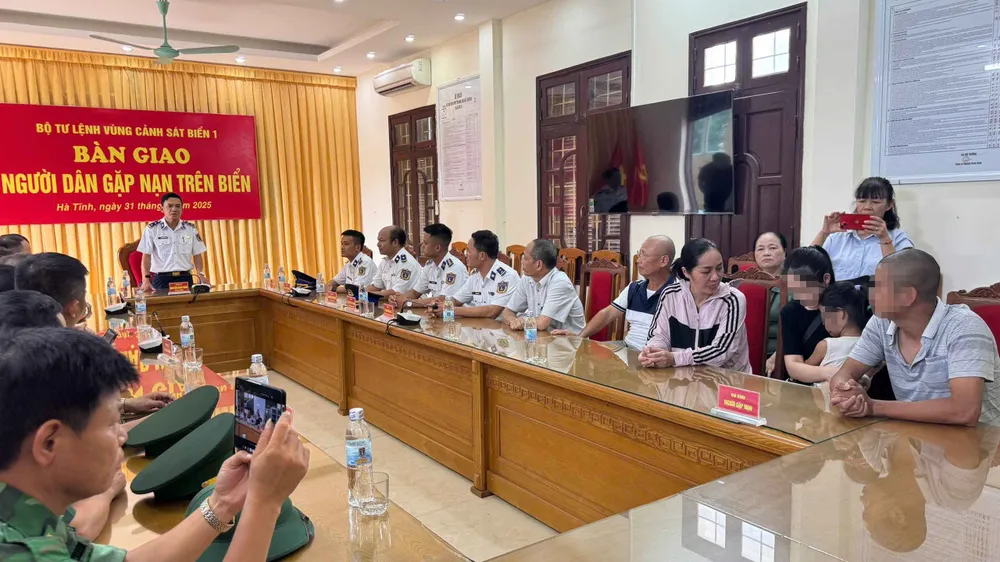 Gia đình anh Nguyễn T.T., đoàn tụ trong hạnh phúc vỡ òa aaaaaa.jpg