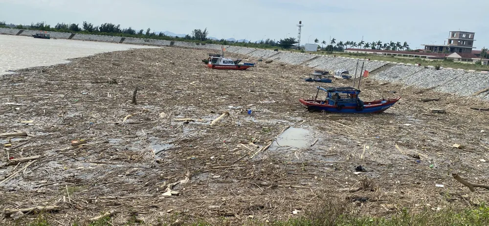 Rác phủ kín Khu neo đậu tránh trú bão tàu cá Cửa Hội - Xuân Phổ add.jpg