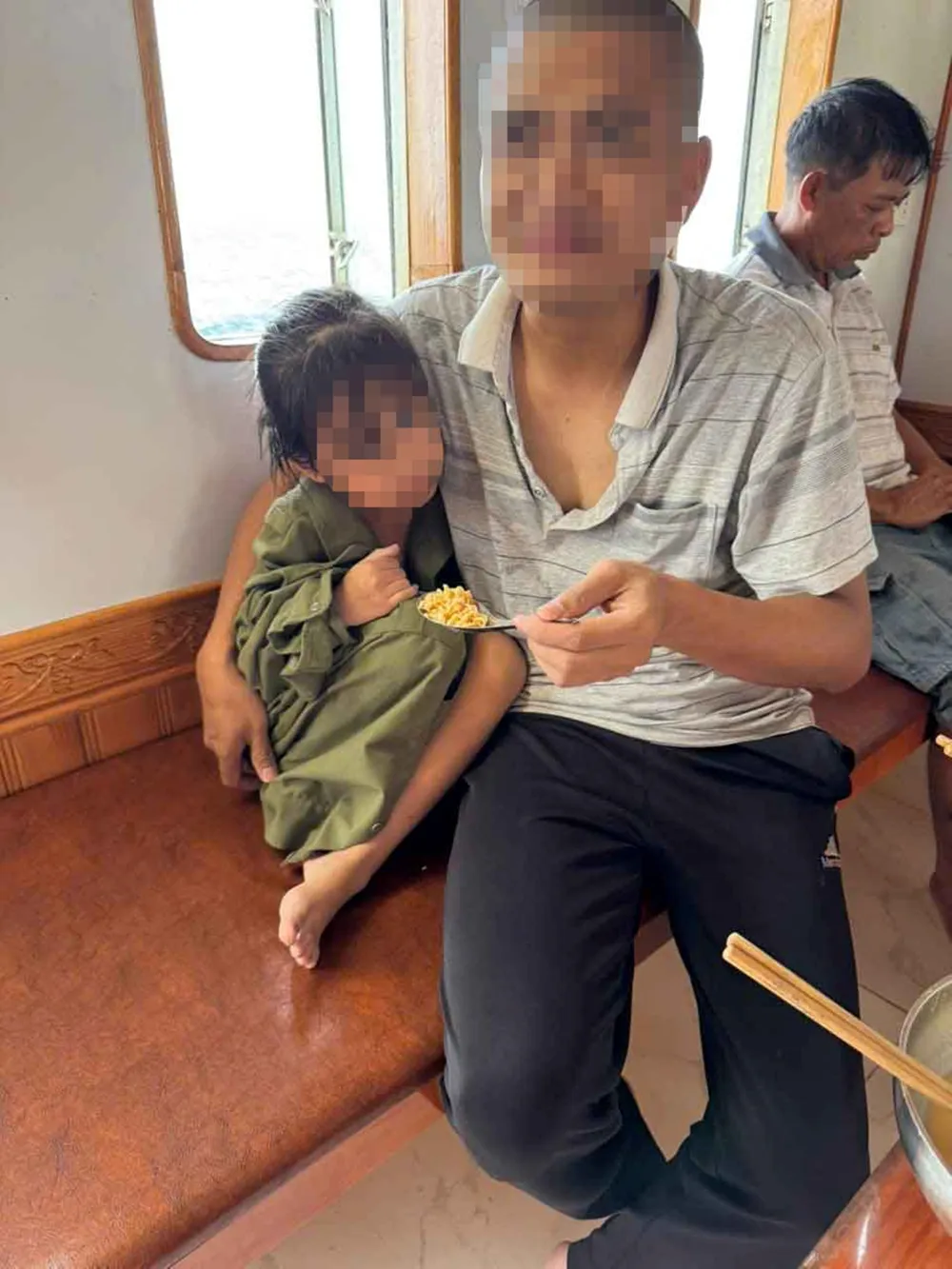 2 cha con được cứu lên tàu aqqq.jpg
