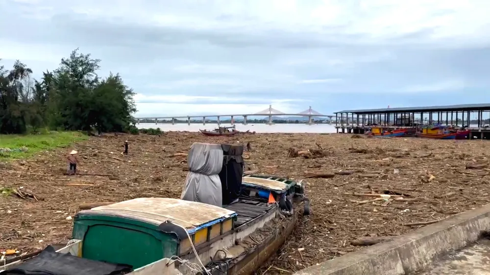 Rác dày đặc tại Cảng cá Xuân Hội Không có tiêu đề.jpg
