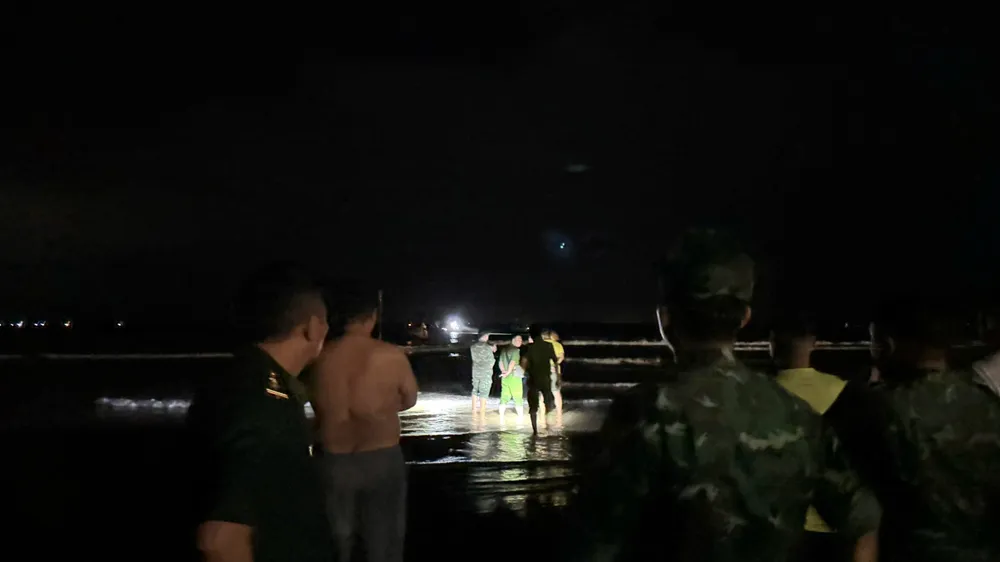 Đồn Biên phòng Lạch Kèn và chính quyền địa phương, lực lượng chức năng tìm kiếm xuyên đêm z6857969688461_f235d7ff5e224414273a946198c28958.jpg