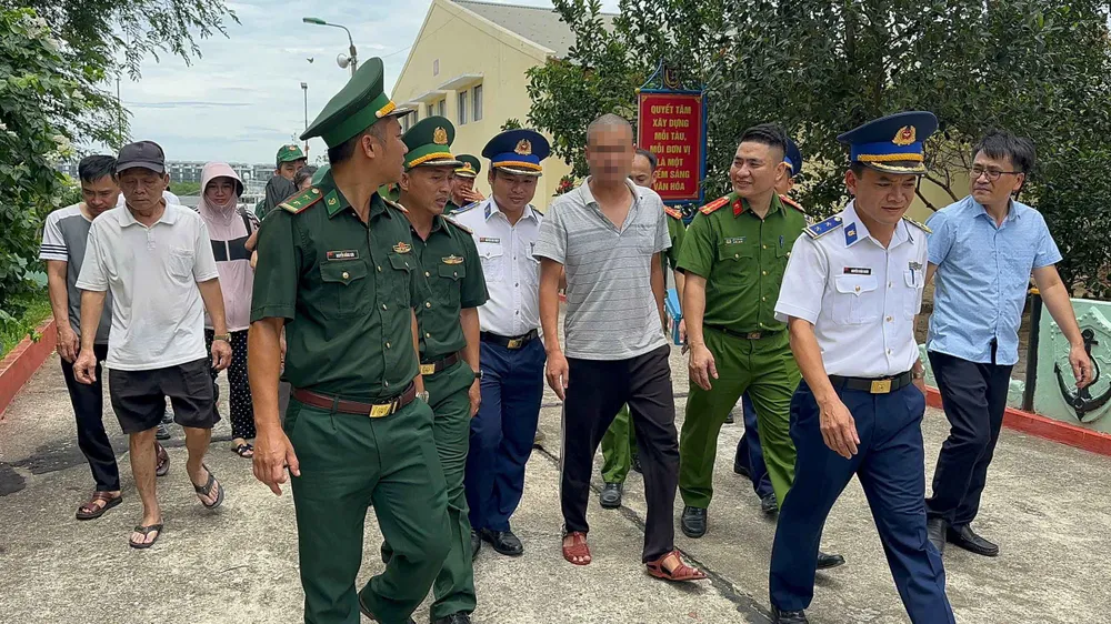 Cơ quan chức năng đưa cha con anh Nguyễn T.T., vào bờ an toàn z6858842903339_df03a45fd433e00cb7de87bad99c6604.jpg