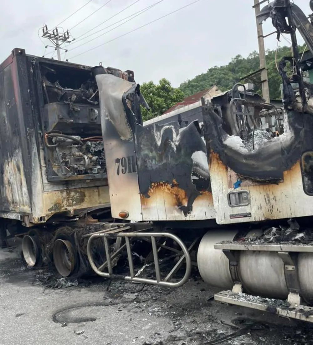 Phần đầu xe container bị thiêu rụi 525747068_3973968076082055_1900012783506230194_n.jpg