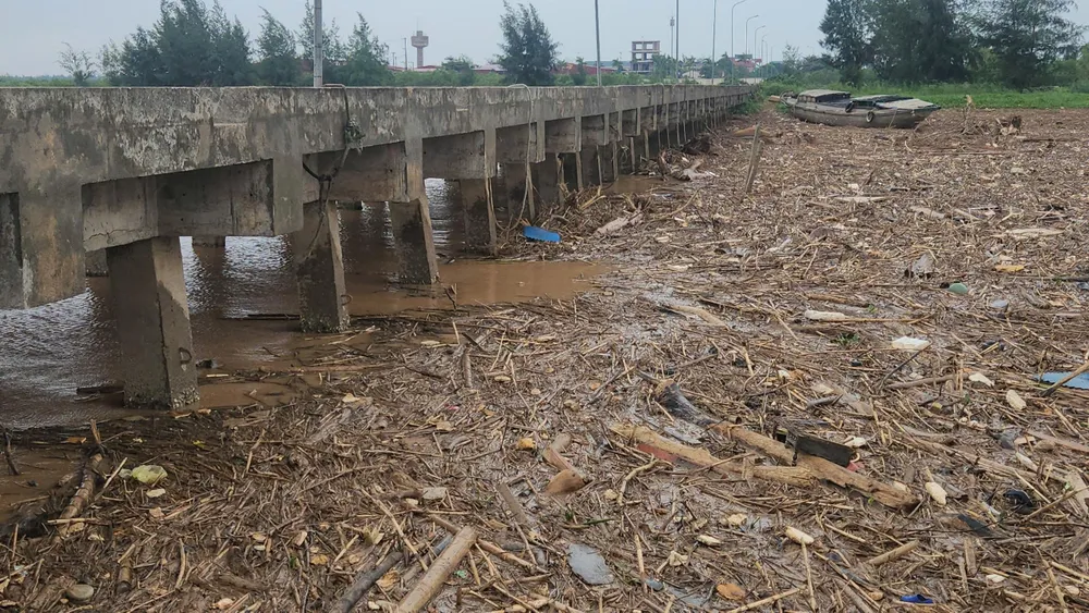 Việc thu gom, xử lý rác, củi tại cảng cá Xuân Hội đang gặp nhiều khó khăn hhh.jpg