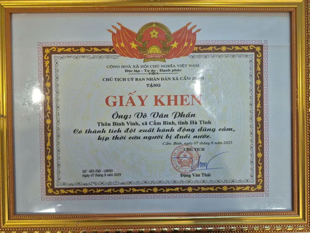 Tặng giấy khen của Chủ tịch UBND xã Cẩm Bình cho ông Võ Văn Phấn 7.jpg