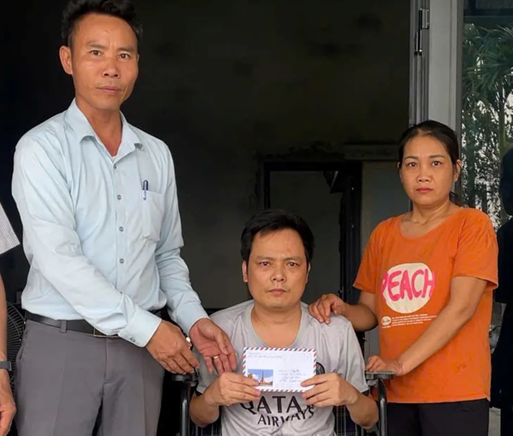 Chị Đặng Thị Thu và anh Nguyễn Văn Nhân tiếp nhận 5,4 triệu đồng của bạn đọc Báo SGGP hỗ trợ đợt 3 z6883325504199_89c31e1b7ac49f98d70f14d5d4f1b4a2.jpg