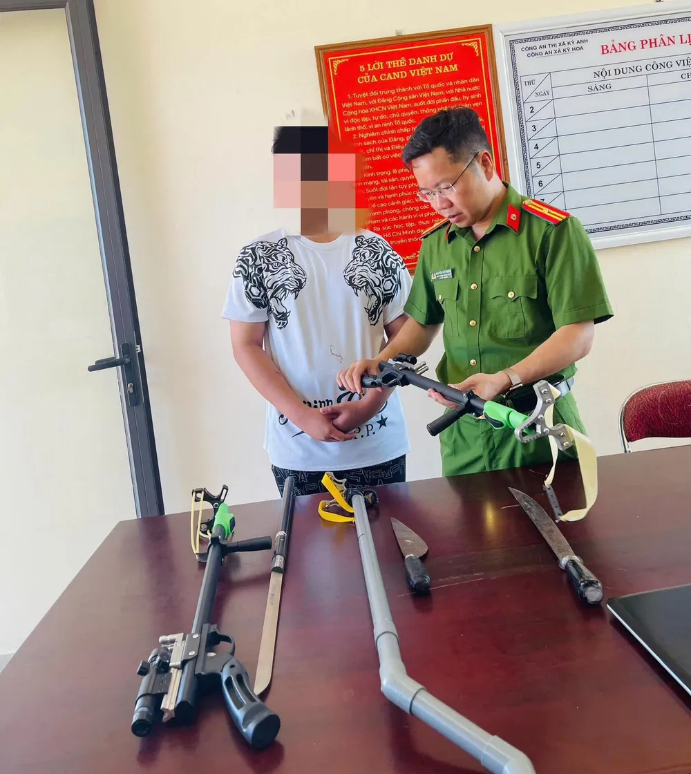 Lực lượng công an thu giữ nhiều hung khí nguy hiểm 530377168_122133350642819198_8903408333344791630_n.jpg