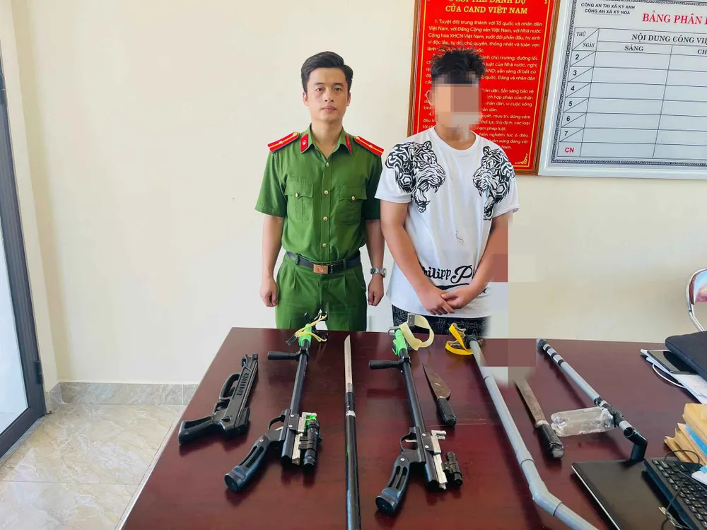 Lực lượng công an thu nhiều hung khí nguy hiểm. Ảnh: Công an Hà Tĩnh 