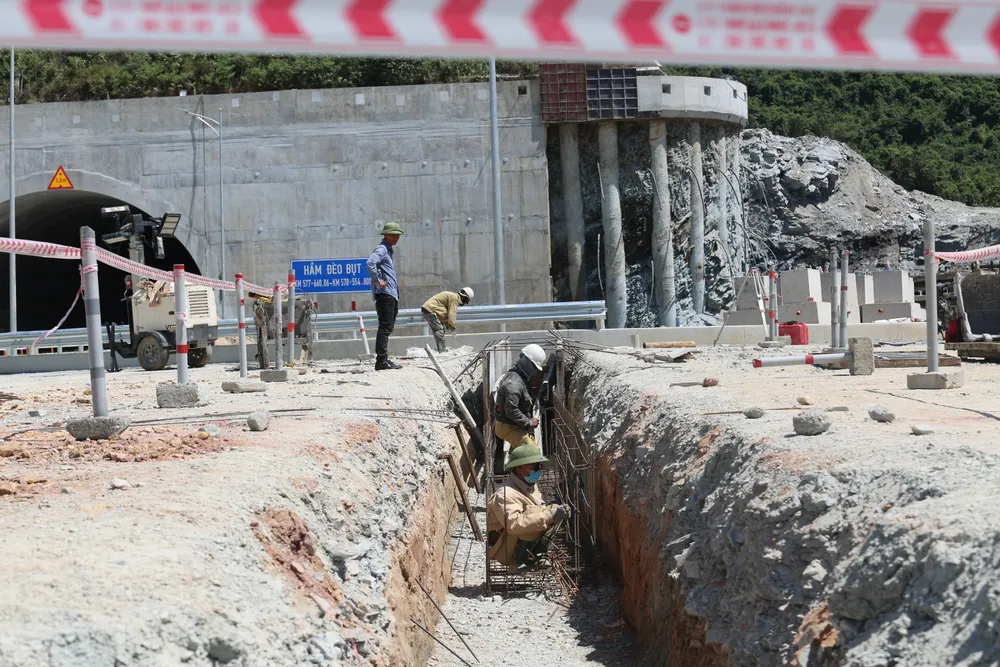 Các kỹ sư, công nhân nỗ lực làm việc trên công trường 4I7A2994.JPG