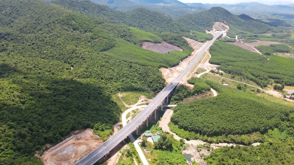 Nhiều đoạn trên tuyến cao tốc Vũng Áng - Bùng vượt qua đồi núi, hồ đập, thung lũng DJI_0032.JPG