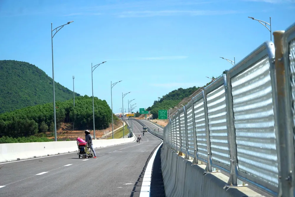 Các kỹ sư, công nhân đang nỗ lực làm việc trên công trường z6905039107046_c9b93a5bedc368331ab88a658fdca0b0.jpg