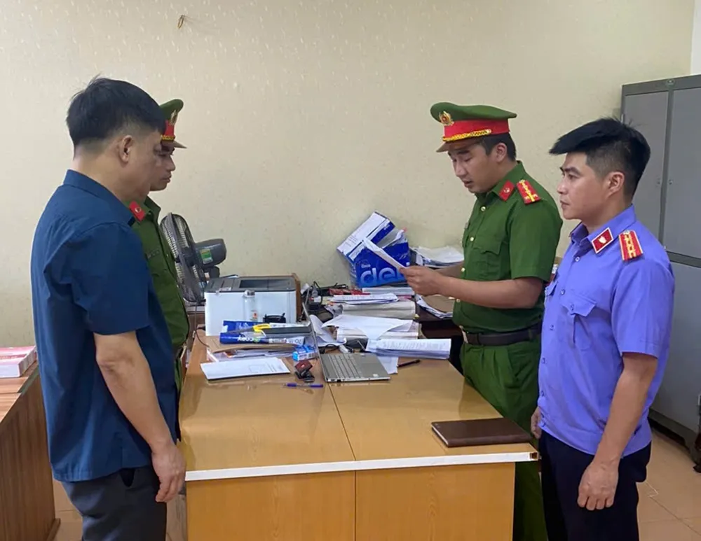 Tống đạt quyết định khởi tố bị can đối với Phạm Ngọc Tuyên 689ff55818488.jpg