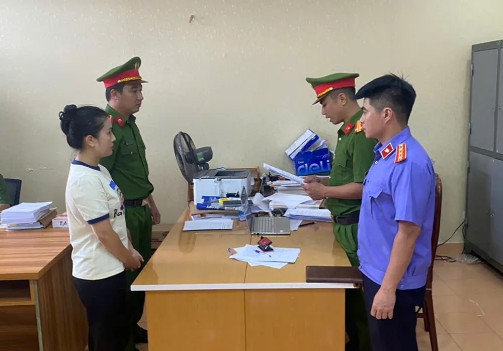 Tống đạt quyết định khởi tố bị can Phạm Thu Hiền 689ff57d8cc1c.jpg