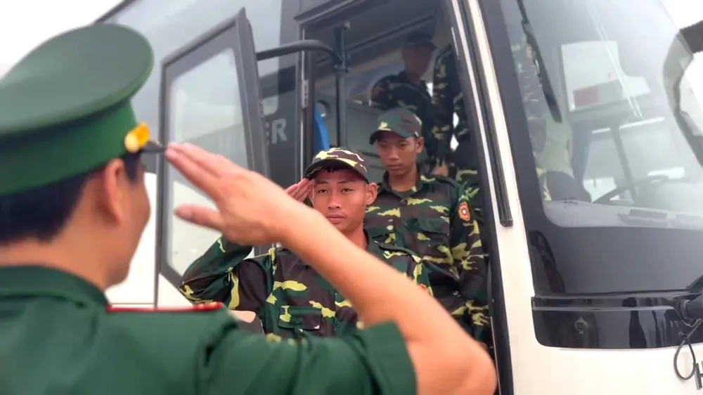 Đón đoàn Quân đội Nhân dân Lào tham gia diễu binh, diễu hành dịp 2-9 ảnh 1 aaac.jpg