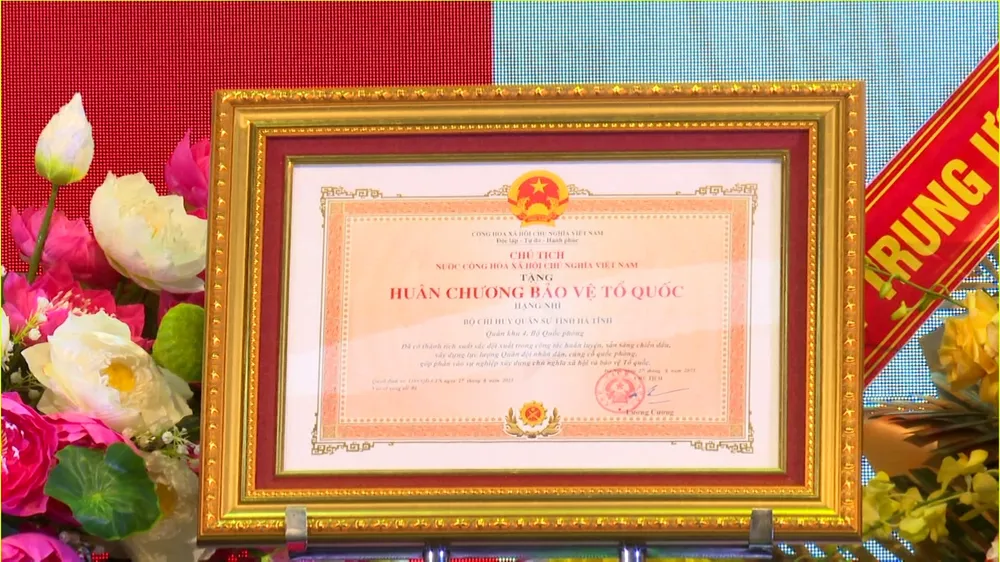Trao tặng Huân chương Bảo vệ Tổ quốc hạng nhì cho Bộ Chỉ huy Quân sự tỉnh Hà Tĩnh aaaa.jpg