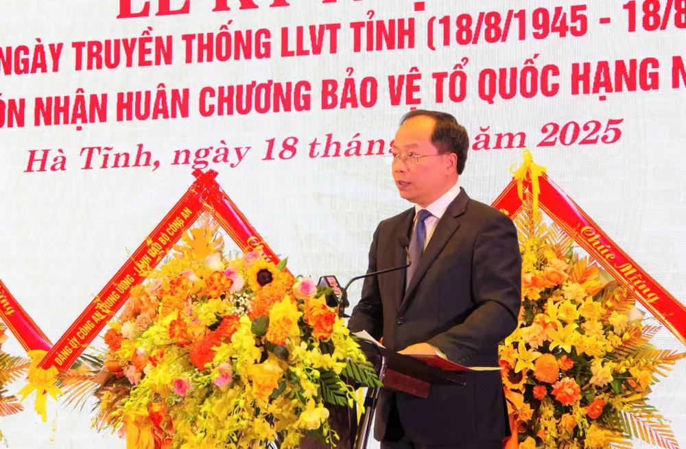 Đồng chí Nguyễn Duy Lâm, Bí thư Tỉnh ủy, Bí thư Đảng ủy Quân sự tỉnh Hà Tĩnh trình bày diễn văn lễ kỷ niệm z6919314887378_c9d58384abbaa441c65ef26ddfa09829.jpg