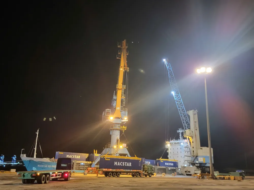 MACSTAR HAI PHONG 선박에서 컨테이너 적재 vv.jpg