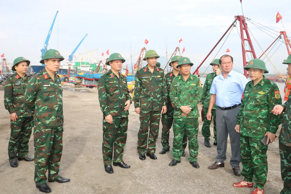 Đoàn công tác Quân khu 4 kiểm tra công tác chuẩn bị phòng, chống bão số 5 tại cảng Cửa Lò, tỉnh Nghệ An Anh 1.JPG