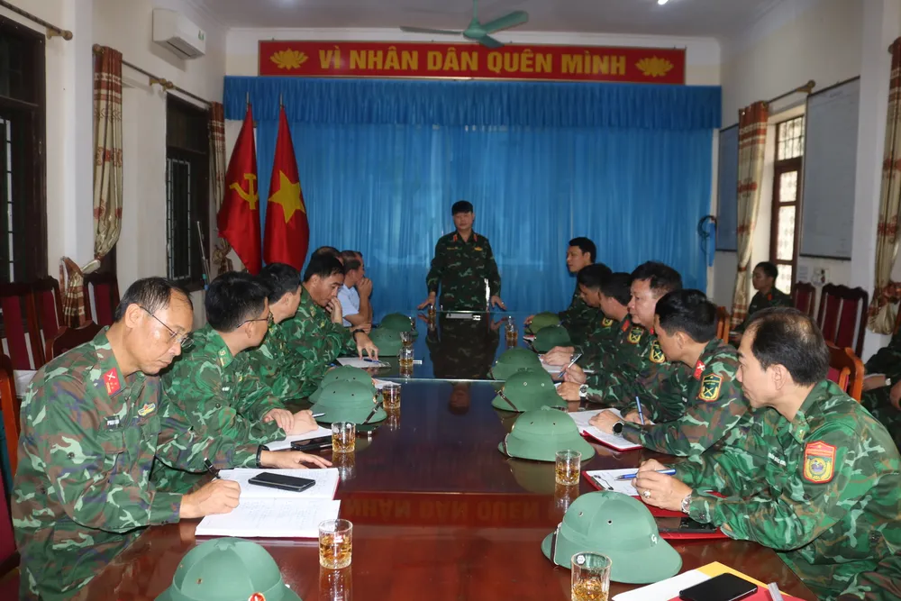 Thiếu tướng Hoàng Duy Chiến, Phó Tư lệnh Quân khu 4 triển khai công tác ứng phó với bão số 5 tại Đồn Biên phòng Cửa Lò, tỉnh Nghệ An Anh 6.JPG