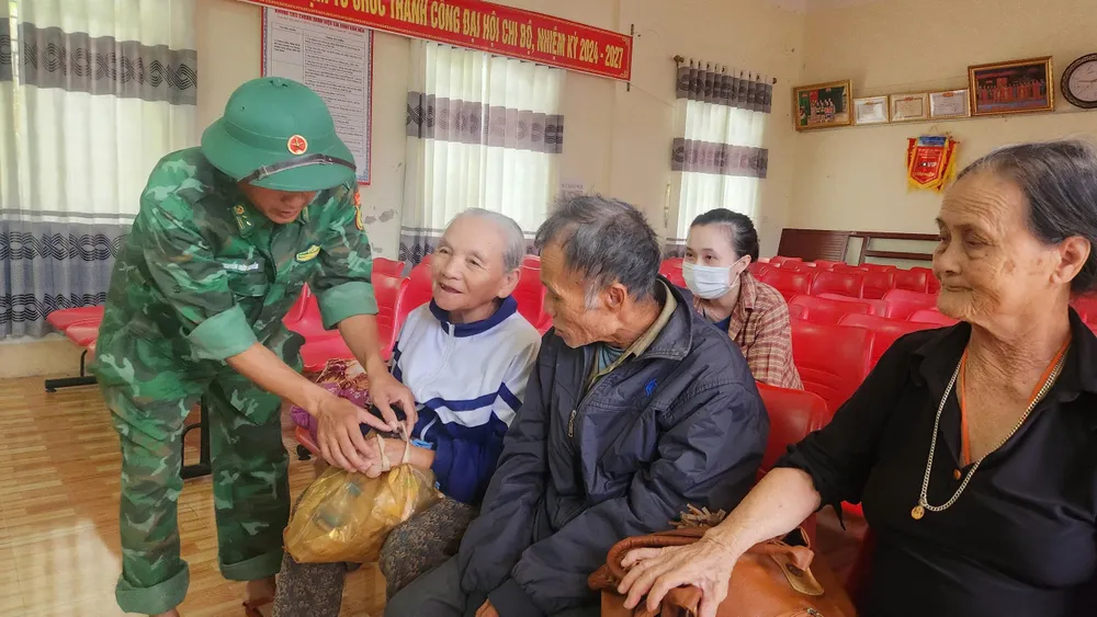 Lực lượng chức năng hỗ trợ sơ tán người dân ở xã Thiên Cầm, tỉnh Hà Tĩnh đến nơi trú tránh an toàn a3333.jpg