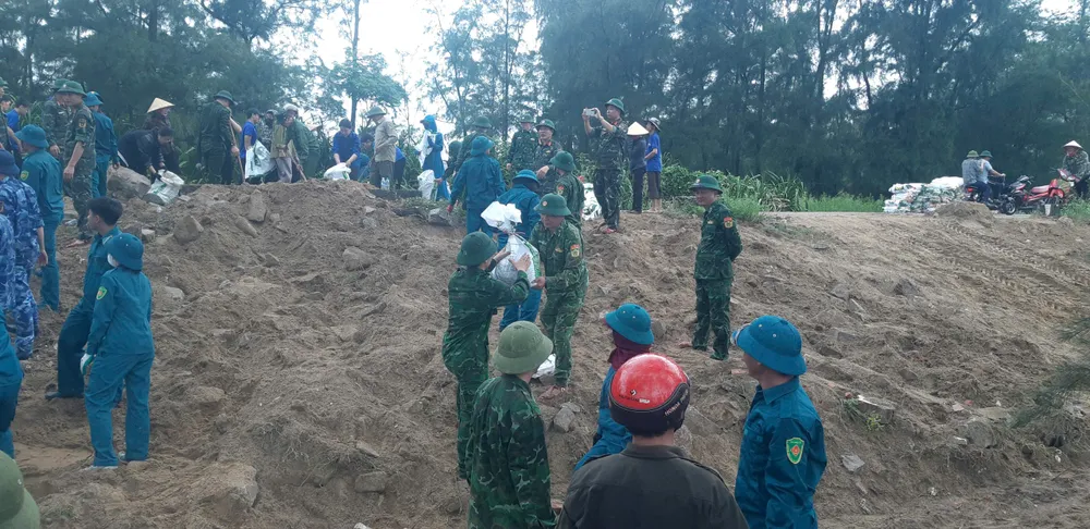 Lực lượng chức năng và người dân khẩn trương vận chuyển cát, đá gia cố bờ biển xã Đan Hải z6938869934207_7ffcb878a5749816cdc0ddc5cb6e8a10.jpg