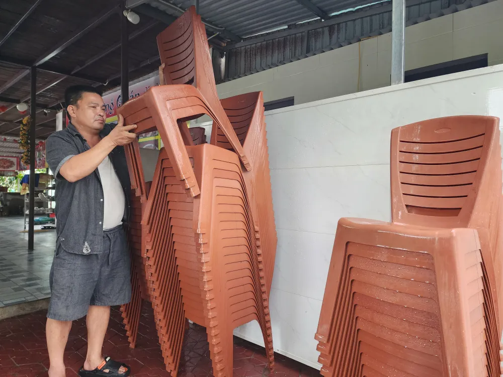 Anh Lê Duy Điệp (trú tại thôn Đại Đồng, xã Cổ Đạm, tỉnh Hà Tĩnh) dọn dẹp tài sản để tránh bão số 5 Anh Lê Duy Điệp (trú tại thôn Đại Đồng, xã Cổ Đạm, tỉnh Hà Tĩnh) dọn dẹp tài sản để tránh bão số 5