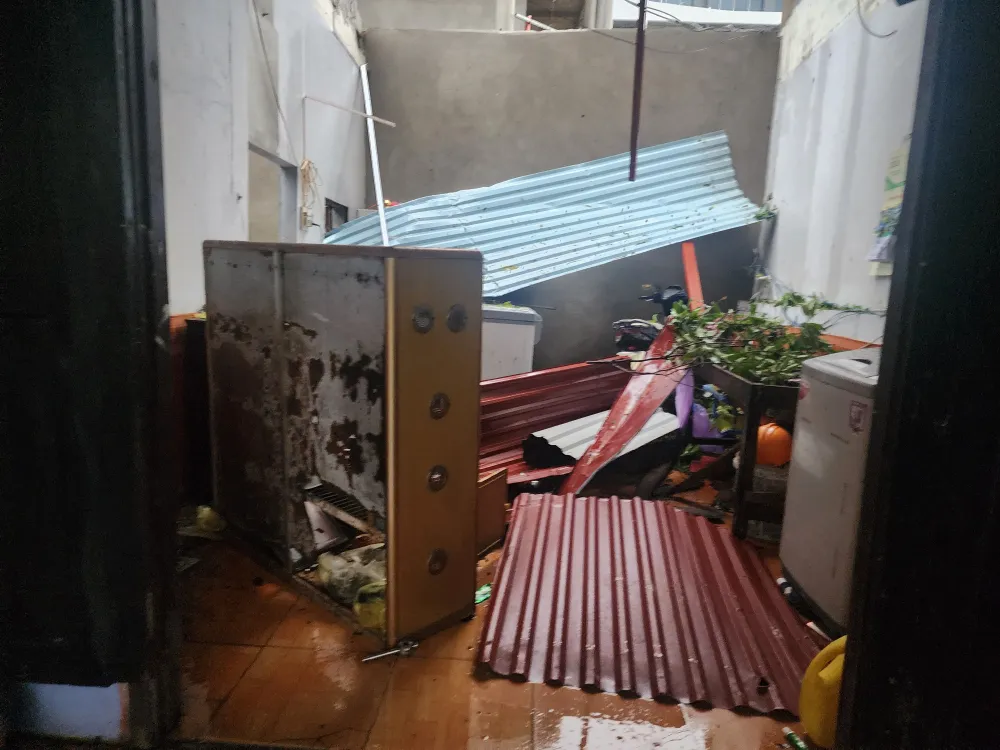 Bão làm tốc mái tôn của nhà dân ở xã Tiên Điền 20250826_061307.jpg
