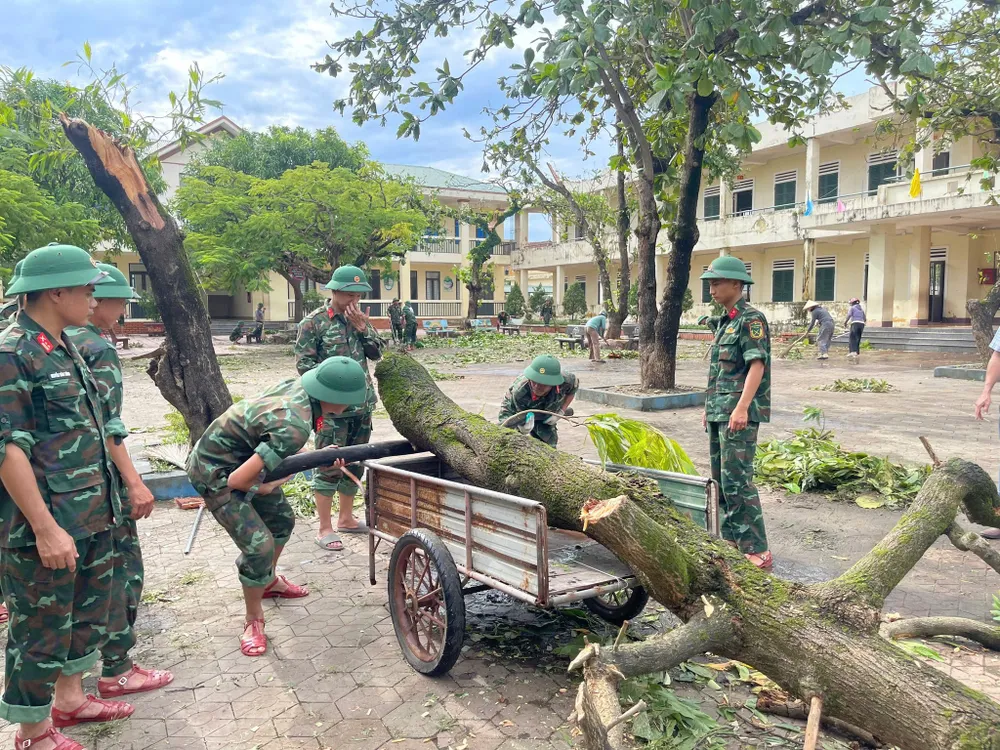 Lực lượng vũ trang ở tỉnh Hà Tĩnh giúp các trường học cắt dọn cây cối đổ ngã sau bão số 5 537059125_122214331532091715_8117140390798056367_n.jpg