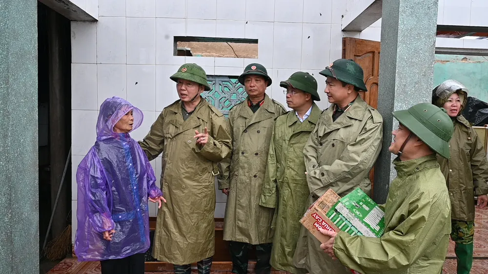 Phó Thủ tướng Chính phủ Trần Hồng Hà đến thăm, động viên gia đình bà Trần Thị Sách ở xã Lộc Hà, tỉnh Hà Tĩnh aaaa.JPG