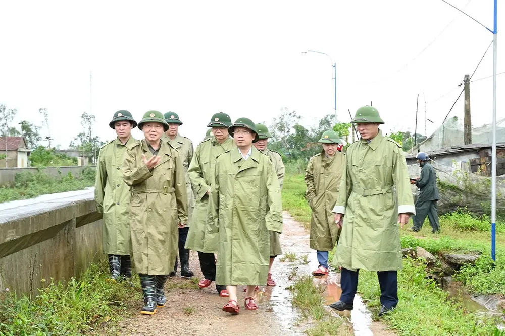 Phó Thủ tướng Chính phủ trao đổi với lãnh đạo tỉnh Hà Tĩnh và xã Lộc Hà z6946422494704_082b6b72bcd0ee026306d73974b49545.jpg