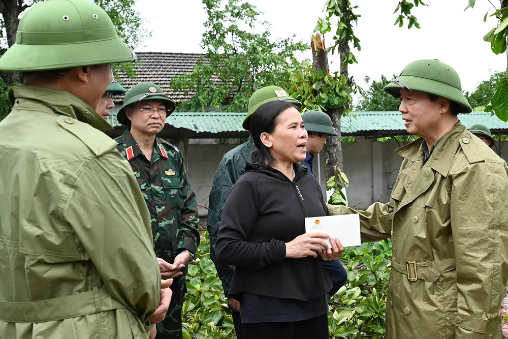 Phó Thủ tướng Chính phủ động viên và trao tặng quà cho các gia đình bị ảnh hưởng bởi bão số 5 z6946422499911_3ff7b6f2ba99a1e9a928de96187c4e47.jpg