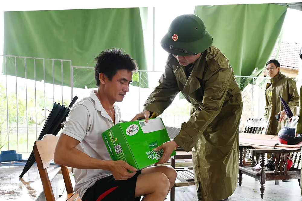 Phó Thủ tướng Chính phủ động viên và trao tặng quà cho các gia đình bị ảnh hưởng bởi bão số 5 z6946422503484_778dc3459558708fdf80898bae3281aa.jpg