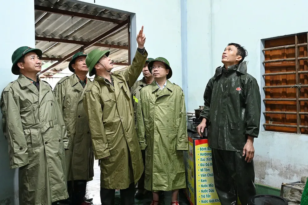 Phó Thủ tướng Chính phủ Trần Hồng Hà đến thăm, động viên gia đình anh Nguyễn Quang Tứ, ở ở thôn Hoà Bình, xã Lộc Hà z6946422574417_ed4d737fb2fce08b77d3d914919b6385.jpg