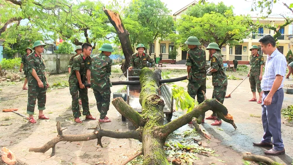 Lực lượng vũ trang tỉnh Hà Tĩnh hỗ trợ trường học khắc phục hậu quả sau bão số 5