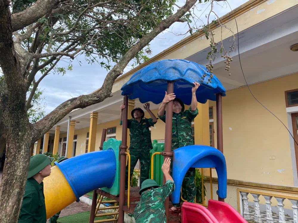 Lực lượng Bộ đội Biên phòng Hà Tĩnh giúp các trường học khắc phục hậu quả bão số 5 z6948577641879_f7727b8ae2ad7e8388e782ee511c5442.jpg