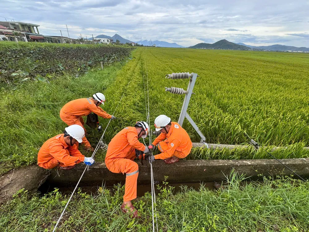Ngành điện lực đang tập trung khắc phục sự cố để sớm cấp điện cho người dân sau bão ở Hà Tĩnh z6948828632798_99446e517f44471ec8eec340e9abc4cd.jpg
