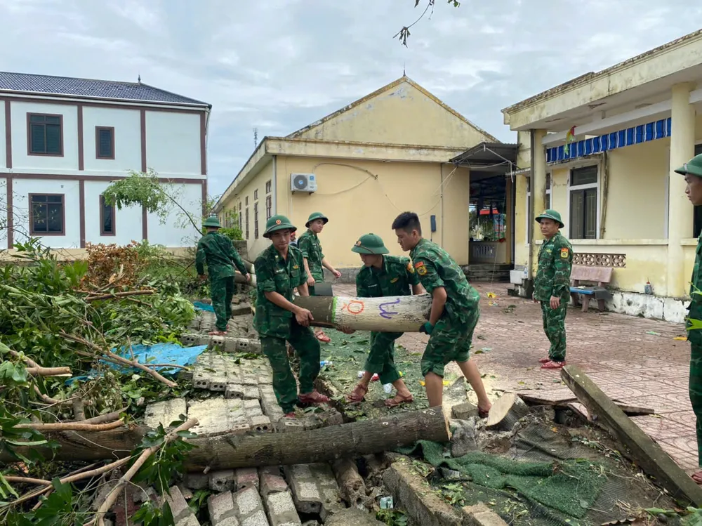 Lực lượng vũ trang tỉnh Hà Tĩnh hỗ trợ trường học khắc phục hậu quả sau bão số 5 z6948888676955_4057ebcd5ef4b2b5928ddd582a875b79.jpg