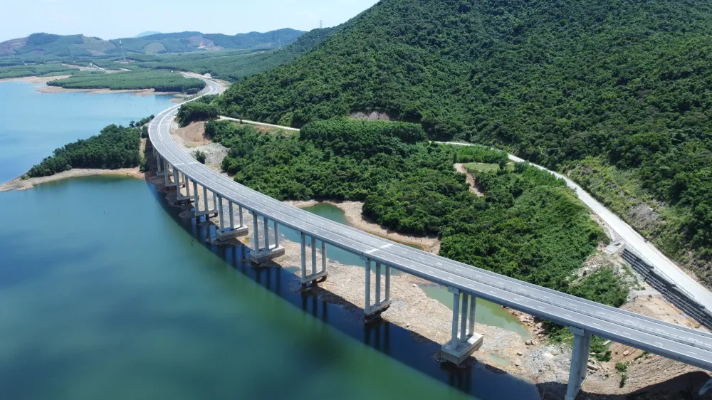 Thông tuyến cao tốc Vũng Áng - Bùng giúp người dân đi lại thuận lợi DJI_0666.JPG