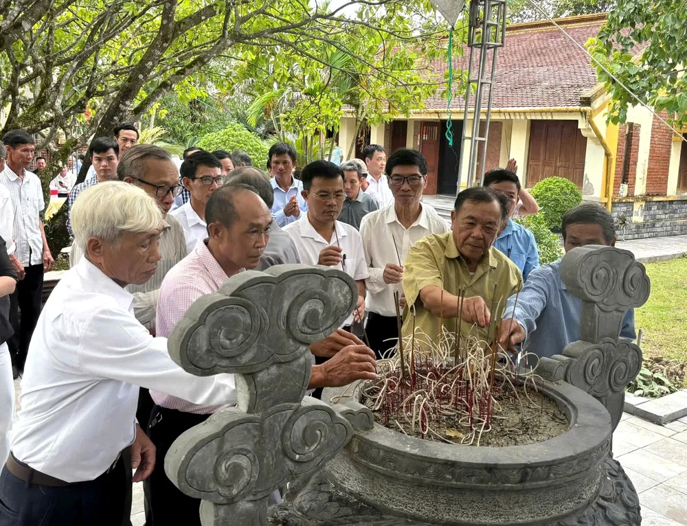Các đại biểu dâng hương bày tỏ lòng thành kính, biết ơn công lao của Tổng Bí thư Hà Huy Tập