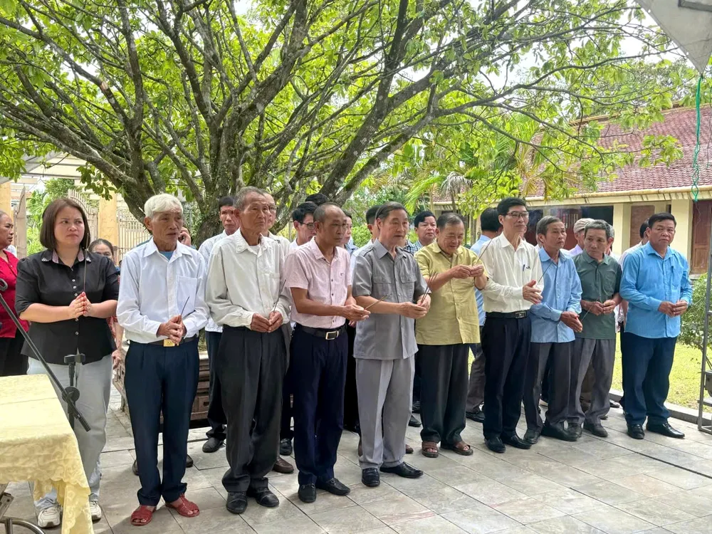 Các đại biểu dâng hương bày tỏ lòng thành kính, biết ơn công lao của Tổng Bí thư Hà Huy Tập s2.jpg