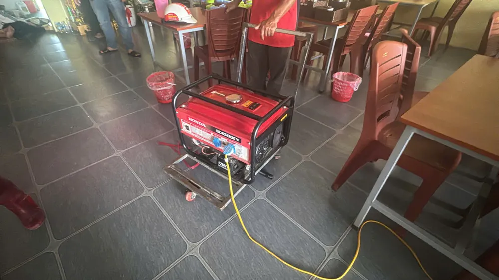 Chiếc máy phát điện tại hiện trường z6953093865925_0250ead8e239c064e7ba4900642e31de.jpg
