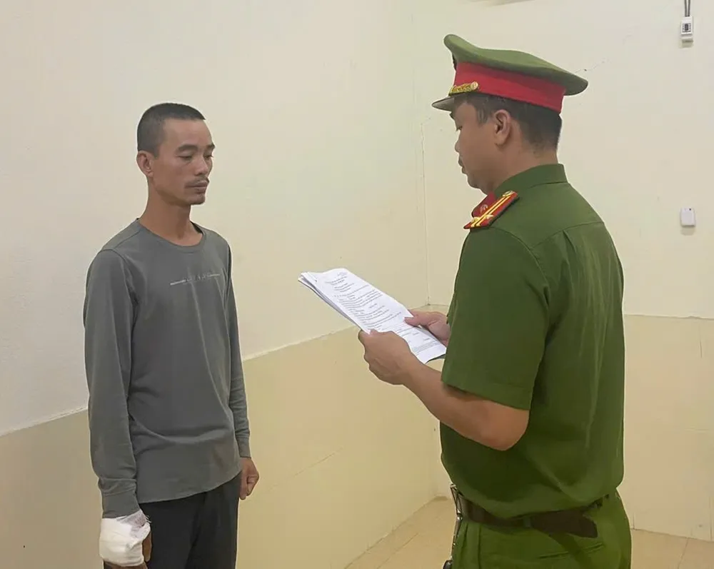 Cơ quan điều tra tống đạt quyết định khởi tố bị can đối với Nguyễn Văn Vọng 68b190f100132.jpg