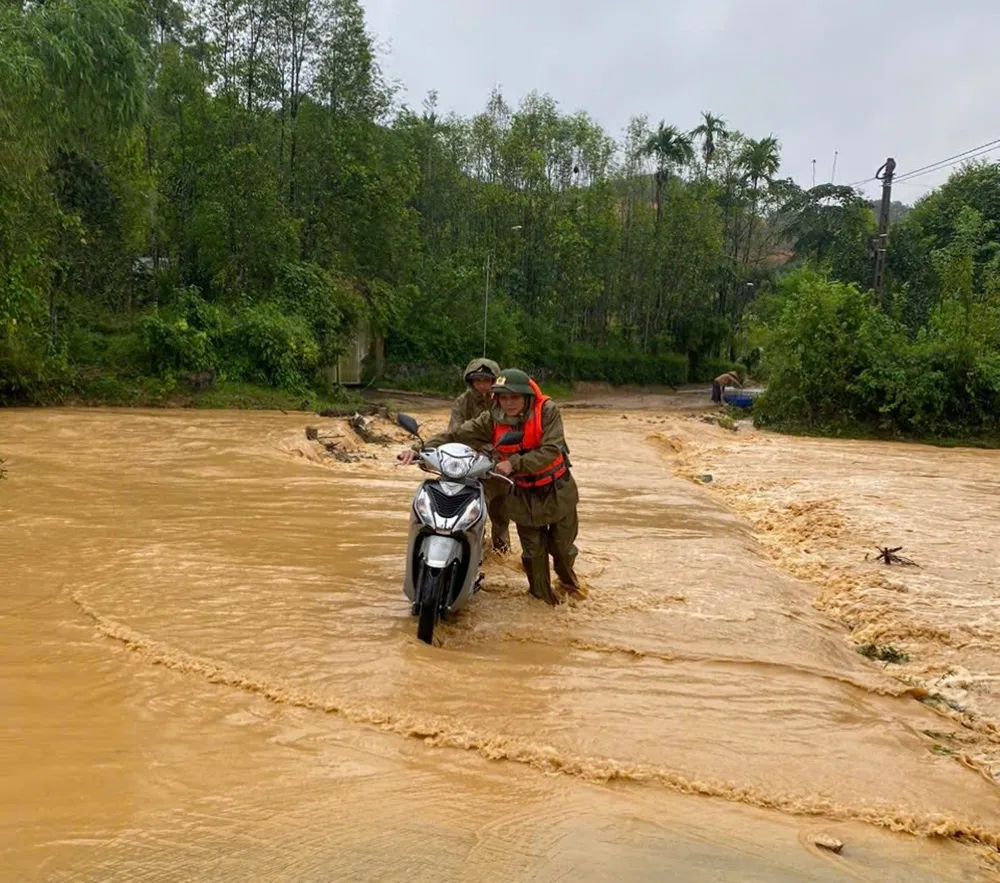 Lực lượng chức năng xã Hương Xuân hỗ trợ người dân qua các cầu tràn nước chảy xiết 539715202_786312684049413_5675802299115840978_n.jpg